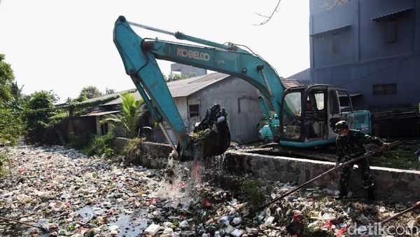 Sampah Kali Bahagia Dibersihkan