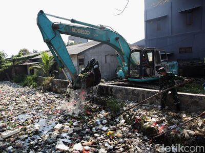Sampah Kali Bahagia Dibersihkan