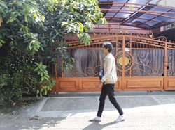 1 Jam KPK Geledah Rumah Sekda Jabar Iwa Karniwa di Cimahi