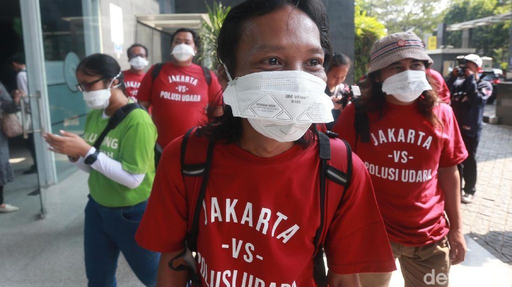 Massa Bermasker Hadiri Sidang Gugatan Polusi Udara Jakarta