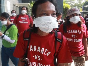 Massa Bermasker Hadiri Sidang Gugatan Polusi Udara Jakarta