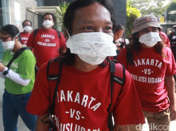 Massa Bermasker Hadiri Sidang Gugatan Polusi Udara Jakarta