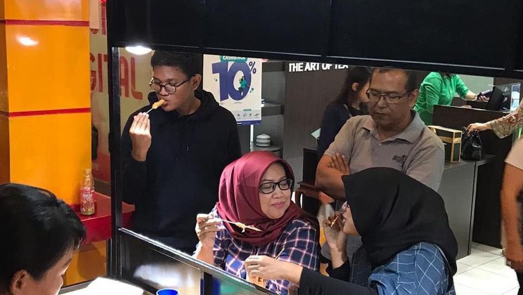 Momen Bupati Bogor, Ade Yasin Jajan Telur Gulung hingga Cicip Alpukat Momen Bupati Bogor, Ade Yasin Jajan Telur Gulung hingga Cicip Alpukat