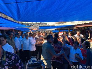 Blusukan Ke Pasar Onan Baru Panguruan, Jokowi dan Iriana Borong Ikan Asin Blusukan Ke Pasar Onan Baru Panguruan, Jokowi dan Iriana Borong Ikan Asin