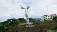 Foto: Patung Yesus Memberkati di Manado Bikin terkesima