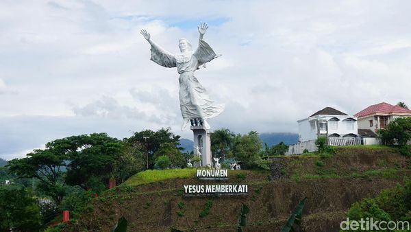 Foto: Patung Yesus Memberkati di Manado Bikin terkesima