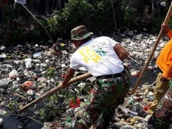Luhut Putar Otak Atasi Sampah Pakai Dana Bank Dunia
