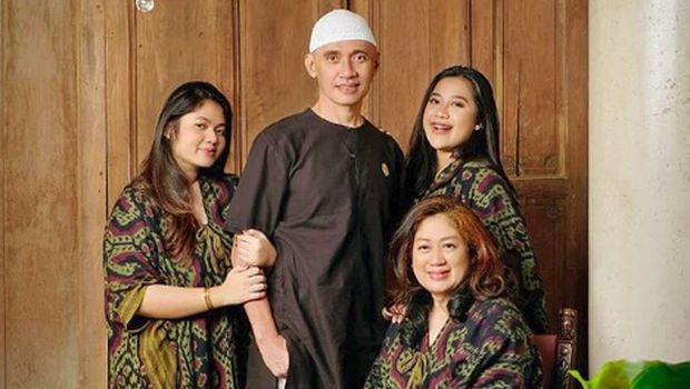 Agung Hercules bersama anak dan istrinya