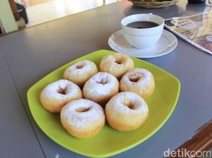 Di Lembang Ngopi Makin Asyik Ditemani Donat Susu