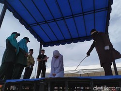 Ketangkap Mesum, RN Dihukum Cambuk 27 Kali