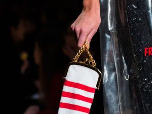 Tas Kaleng Kerupuk Viral, Ini Deretan Tas yang Bentuknya Bikin Ngakak Tas Kaleng Kerupuk Viral, Ini Deretan Tas yang Bentuknya Bikin Ngakak