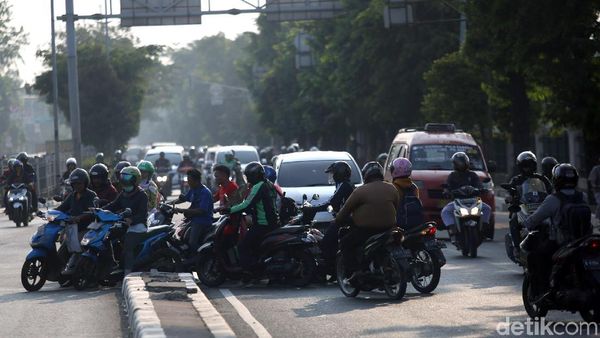 Terlalu! Pemotor Ramai-ramai Lawan Arus di Jakarta Timur