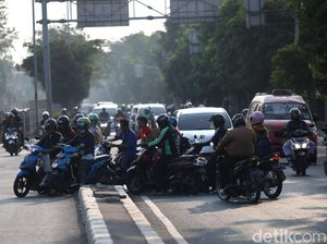 Terlalu! Pemotor Ramai-ramai Lawan Arus di Jakarta Timur