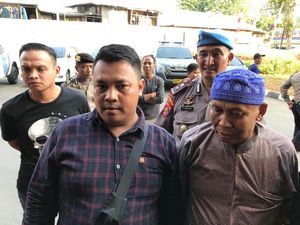 Lemas Usai Diperiksa, Abah Grandong Pemakan Kucing Dibawa ke RS Polri Lemas Usai Diperiksa, Abah Grandong Pemakan Kucing Dibawa ke RS Polri