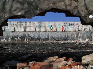 Tanggul Laut Muara Baru Diambang Kritis