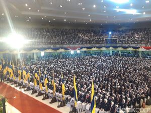 Khofifah Kenang Zaman Kuliah Saat Sambut Ribuan Mahasiswa Baru Unair