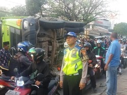 Balita Korban Selamat Tertimpa Truk Dievakuasi Lewat Kaca Mobil