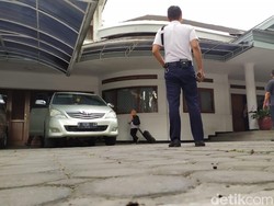 KPK Bawa 2 Koper dari Rumah Dinas Sekda Jabar Iwa Karniwa