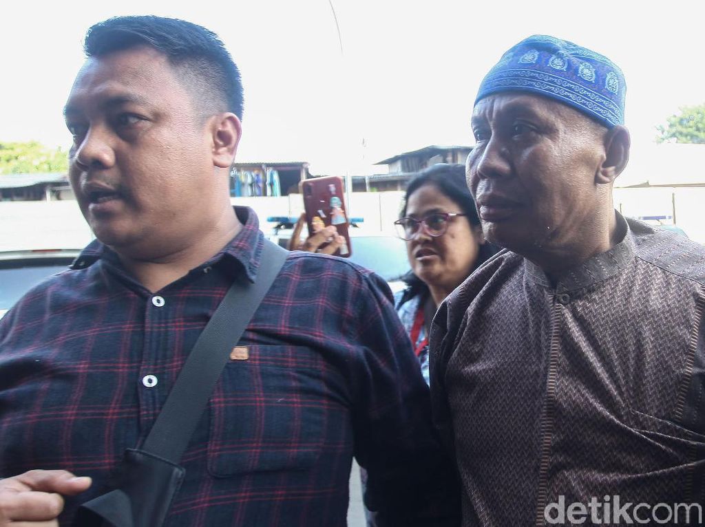 Abah Grandong Belek Perut Kucing Pakai Kuku Sebelum Memakannya Abah Grandong Belek Perut Kucing Pakai Kuku Sebelum Memakannya