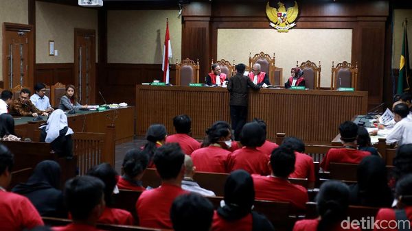 Berkas Belum Lengkap, Sidang Gugatan Polusi Udara Ditunda