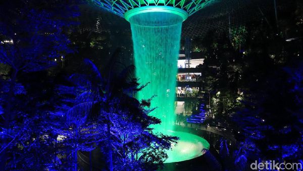 Foto: Hutan Avatar di Jewel Changi