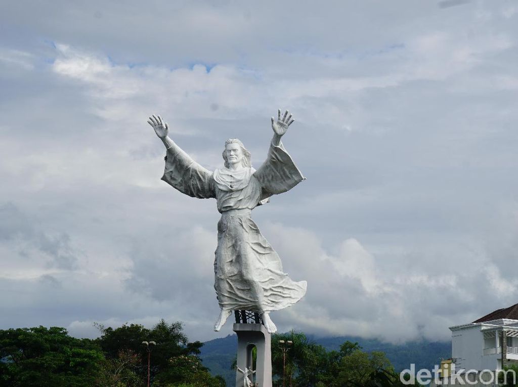 Patung Yesus Memberkati, Pesona Religi Manado