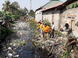 Satgas Citarum Harum Terjun ke Kali Bahagia Bekasi Bersih-bersih Sampah