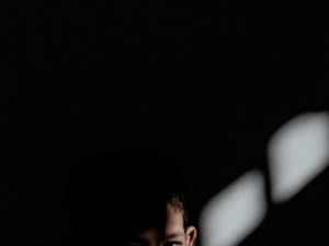 Senyumnya Dalam Bayang