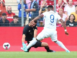 Meski tampil menyerang sejak menit awal, gawang Liverpool kebobolan duluan pada menit keempat setelah Alisson melakukan blunder yang berujung penalti.