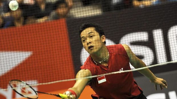 Taufik Hidayat Taufik Hidayat of Indonesia reaches for a return shot against Daren Liew of Malaysia in the round one men's single during Singapore Open badminton tournament in Singapore on June 15, 2011. Hidayat beat Daren 22-24, 21-12, 2118. AFP PHOTO/ROSLAN RAHMAN (Photo by ROSLAN RAHMAN / AFP)