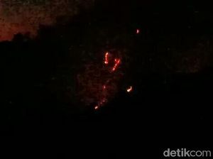 Hutan di Kawah Ijen Terbakar, Waspada Asap Saat Malam Hari Hutan di Kawah Ijen Terbakar, Waspada Asap Saat Malam Hari