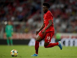 Alphonso Davies kemudian membawa Bayern menyamakan kedudukan pada menit ke-81. Ia melepaskan tembakan dari luar kotak penalti dengan kaki kanan. Istimewa/Christian Kaspar-Bartke/Getty Images for AUDI.