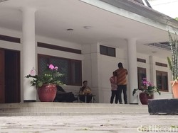 Geledah Rumah Dinas Iwa Karniwa, Petugas KPK Mondar Mandir Bawa Kardus