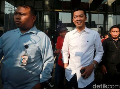 Senyum Taufik Hidayat Usai Diperiksa KPK