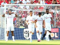 Crossing dari sisi kiri sebenarnya bisa diamankan Alisson, tapi bola terlepas dan direbut Moussa Dembele. Alisson yang coba mengambilnya lagi malah menjatuhkan Dembele. Memphis Depay sebagai eksekutor sukses menyarangkan bola ke sisi kanan Alisson.