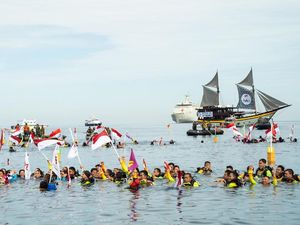 Foto Rekor Guinness di Manado, Rangkaian Penyelam Terpanjang