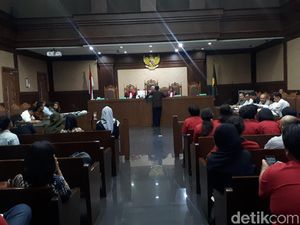 Dokumen Tak Lengkap, Sidang Gugatan Polusi Udara Ditunda