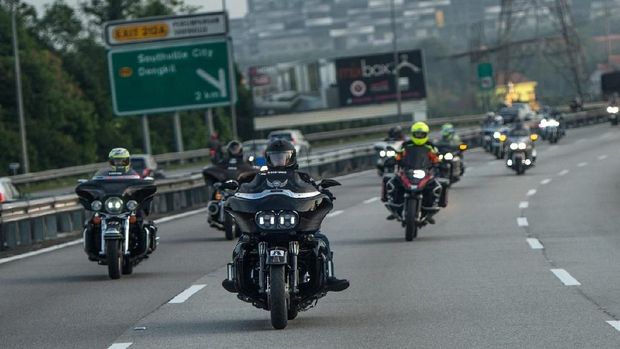 Rombongan mengendarai berbagai model Harley-Davidson seperti Roadking, Roadglide, Breakout, Dyna, dan Streetglide.