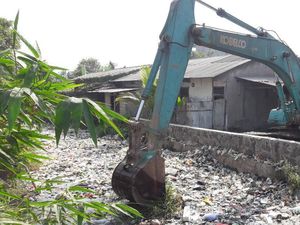 Bersih-bersih Kali Bahagia Ditarget 1 Bulan, Alat Berat Diterjunkan Bersih-bersih Kali Bahagia Ditarget 1 Bulan, Alat Berat Diterjunkan