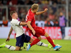 Hanya berjarak dua menit, Bayern menipiskan ketertinggalan. Menerim bola terobosan dari Alphonso Davies, Jann-Fiete Arp membawa bola hingga ke kotak penalti sebelum melepaskan tendangan kaki kanan yang mengarah ke pojok bawah gawang Tottenham. Istimewa/Alexander Hassenstein/Getty Images for AUDI