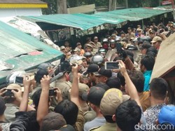 Satpol PP Gusur Warkop-Warkop di Depan RS Elisabeth Medan