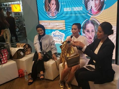 Tampil Fashionable Saat Hamil ala Ayu Dewi Tanpa Bengkak Budget