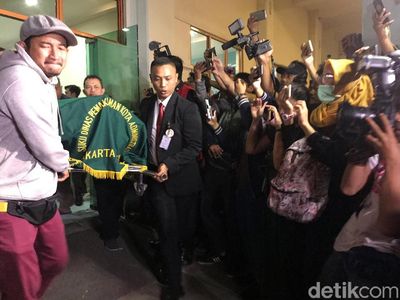 Tangis Isa Bajaj Melepas Jenazah Agung Hercules