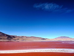 Danau Darah yang Cantik Tapi Beracun