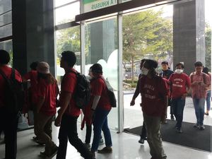 Sidang Gugatan Polusi Udara, Massa Bermasker Datangi PN Jakpus