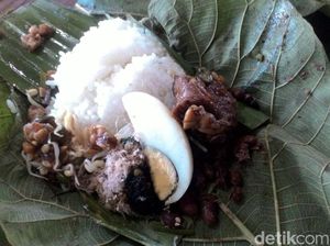 Bikin Nagih! Sedapnya Makan Sego Bancakan Beralas Daun Jati