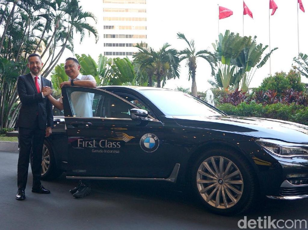 Penumpang First Class Garuda Indonesia Diantar Naik BMW Seri 7 Penumpang First Class Garuda Indonesia Diantar Naik BMW Seri 7