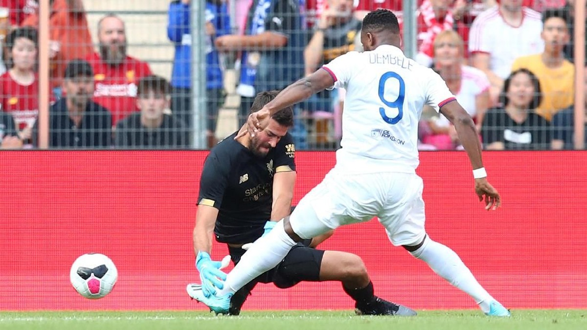 Alisson Becker membuat blunder di laga Liverpool kontra Lyon (Foto: REUTERS/Denis Balibouse)