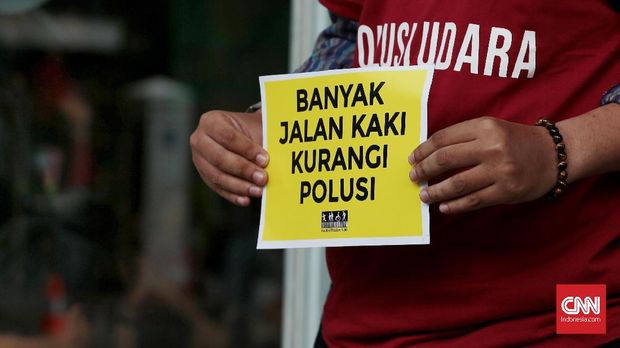 Sejumlah aktivis mengawal sidang perdana gugatan polusi udara Jakarta dengan tergugat Pemerintah Provinsi DKI Jakarta hingga Presiden Indonesia digelar di Pengadilan Negeri Jakarta Pusat, kemarin.