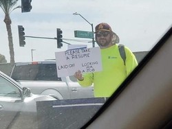 Sebar CV di Jalan, Pria Ini Dapat Ratusan Tawaran Kerja Setelah di-PHK